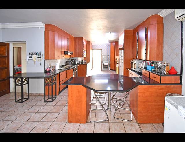 4 BEDROOM HOUSE FOR SALE IN MAYFAIR WEST